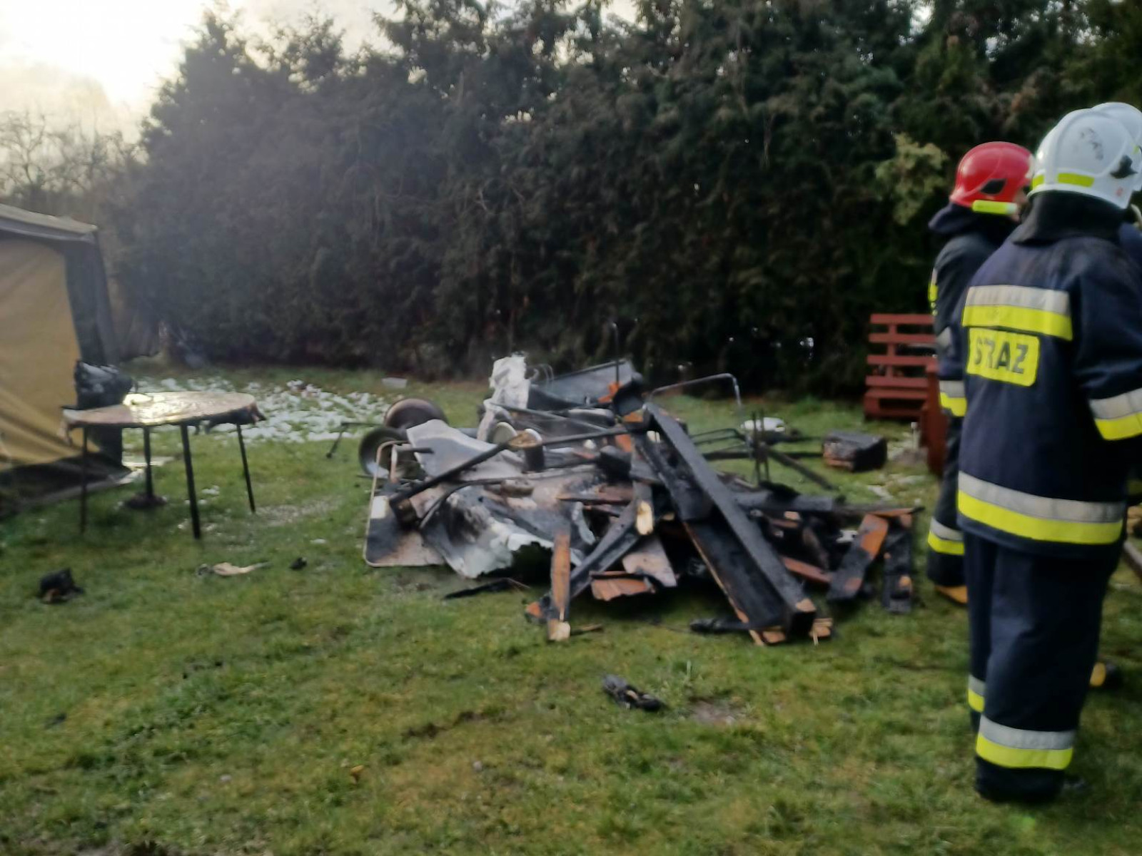 Spłonęła przyczepa kempingowa w Cichowie [ZDJĘCIA]