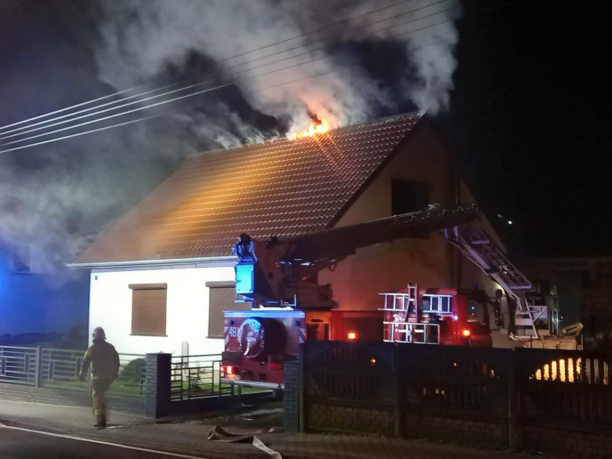 Pożar poddasza w domu mieszkalnym w Widziszewie [ZDJĘCIA]