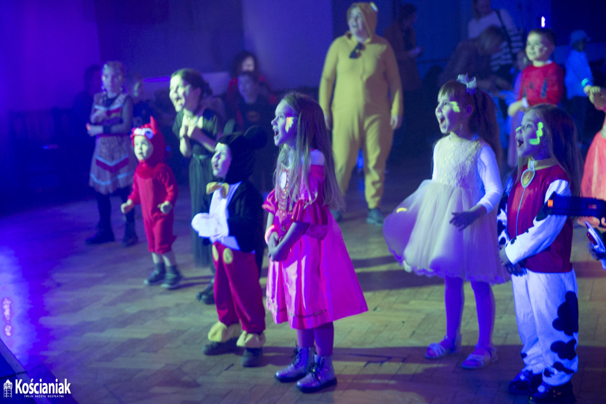 Fluo Party - balik przebierańców w KOK [ZDJĘCIA]