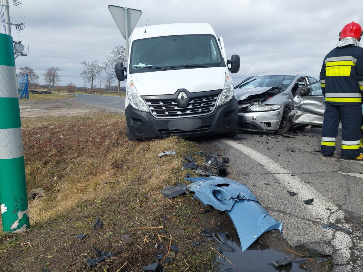 Poważny wypadek na skrzyżowaniu Stare Oborzyska-Kurowo [ZDJĘCIA]