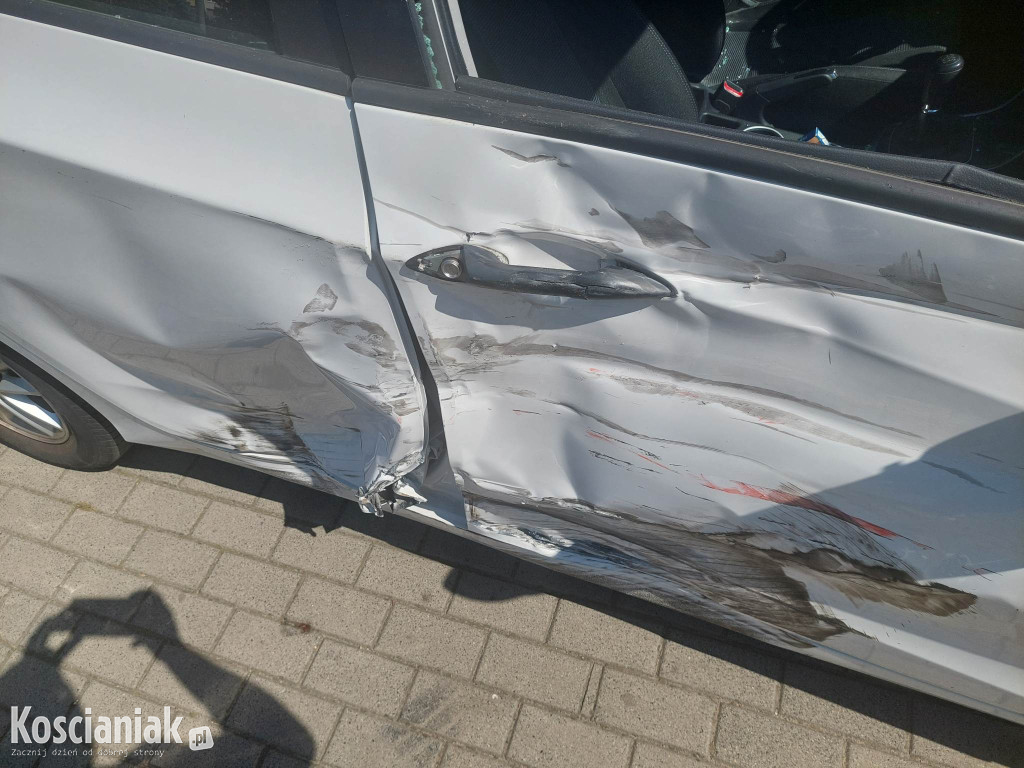 Motor i samochód zderzyły się na Śmigielskiej