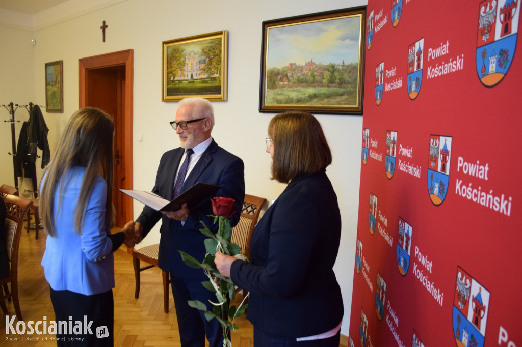 Starosta wręczył akty awansu dla nauczycieli