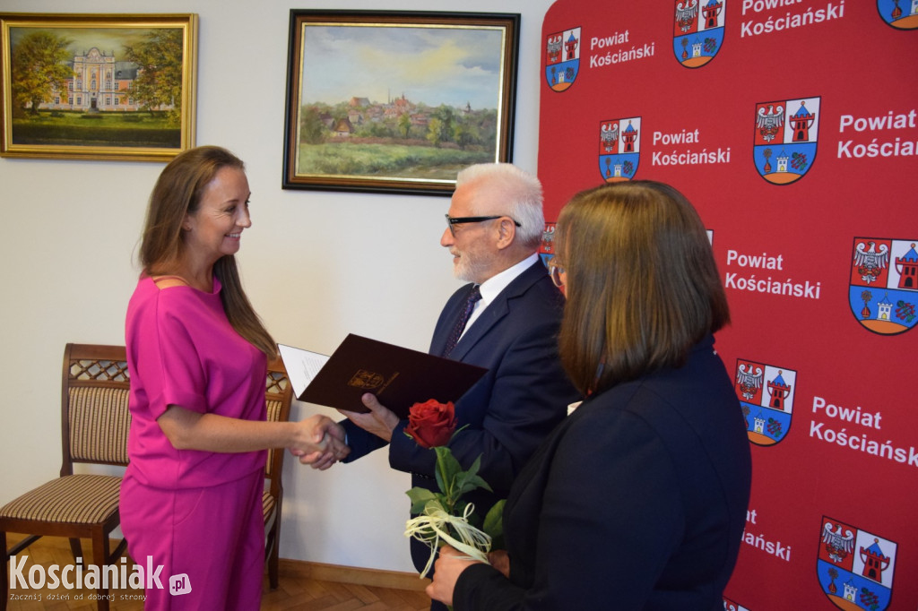 Starosta wręczył akty awansu dla nauczycieli