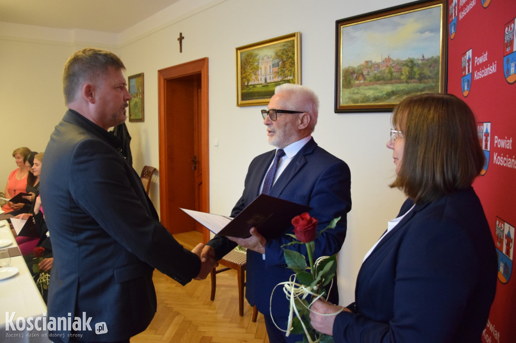 Starosta wręczył akty awansu dla nauczycieli