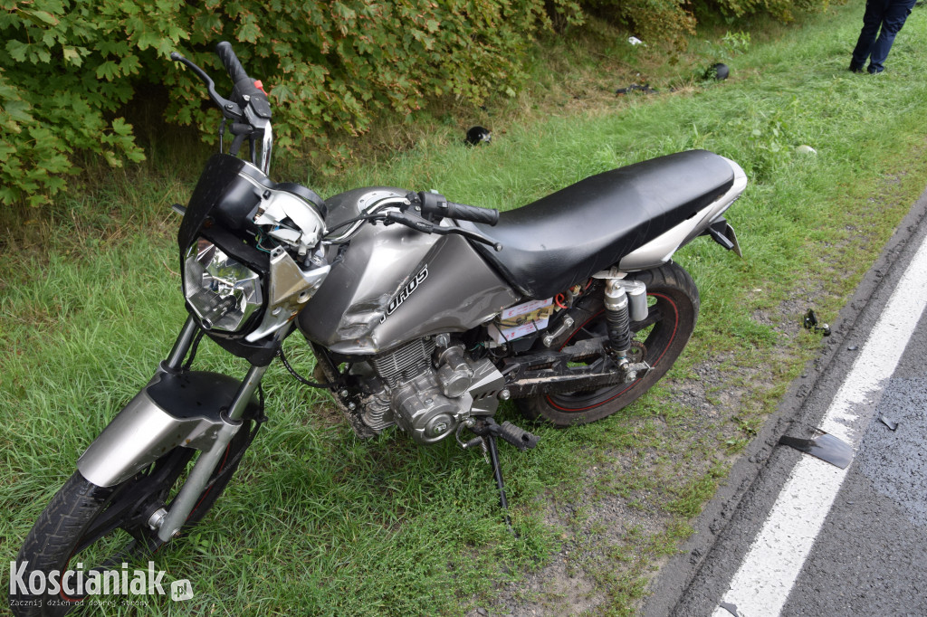Dwaj motocykliści najechali na renault