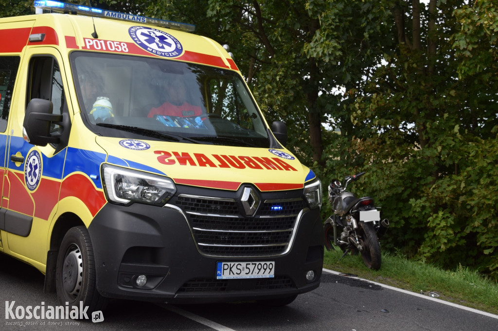 Dwaj motocykliści najechali na renault