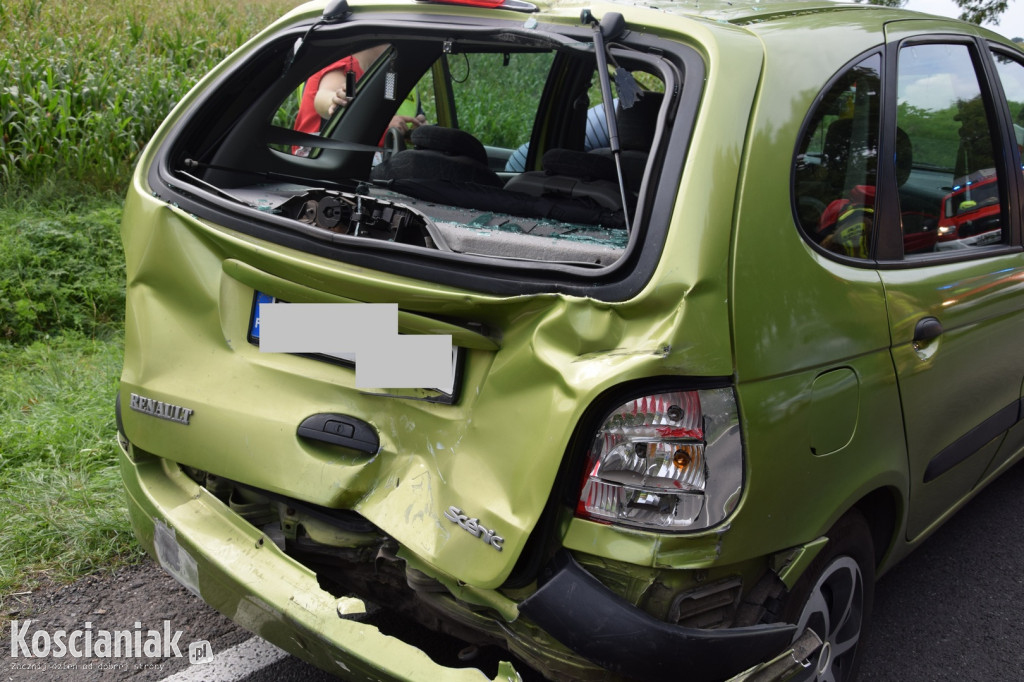 Dwaj motocykliści najechali na renault