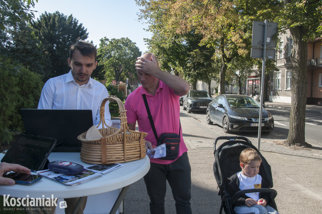 Rozdawali jabłka i zachęcali do głosowania na BO