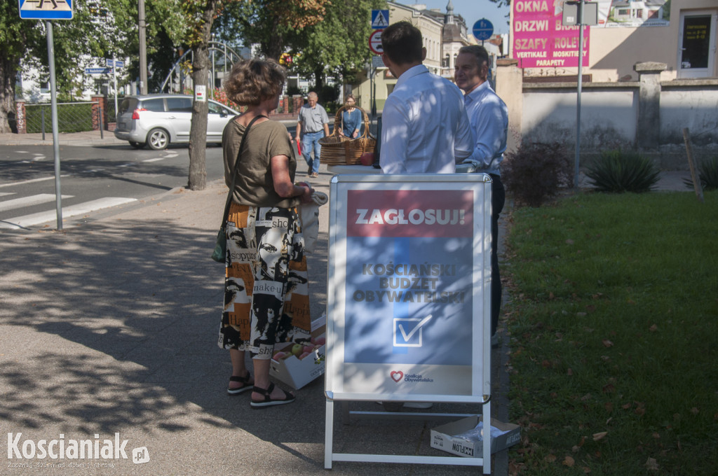 Rozdawali jabłka i zachęcali do głosowania na BO