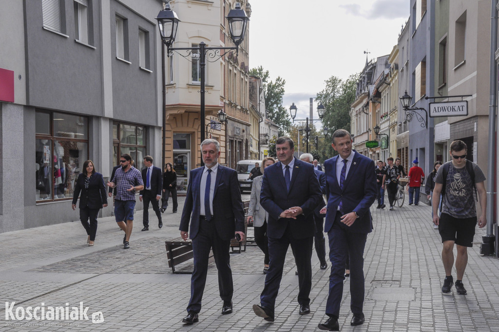 Marszałek i goście wizytowali kościański Rynek