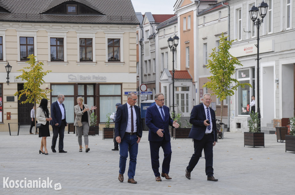 Marszałek i goście wizytowali kościański Rynek
