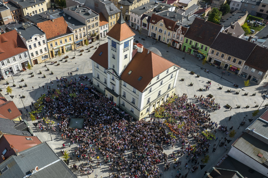 Fotografia uczniów kościańskich szkół na Rynku