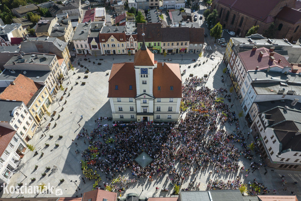 Fotografia uczniów kościańskich szkół na Rynku