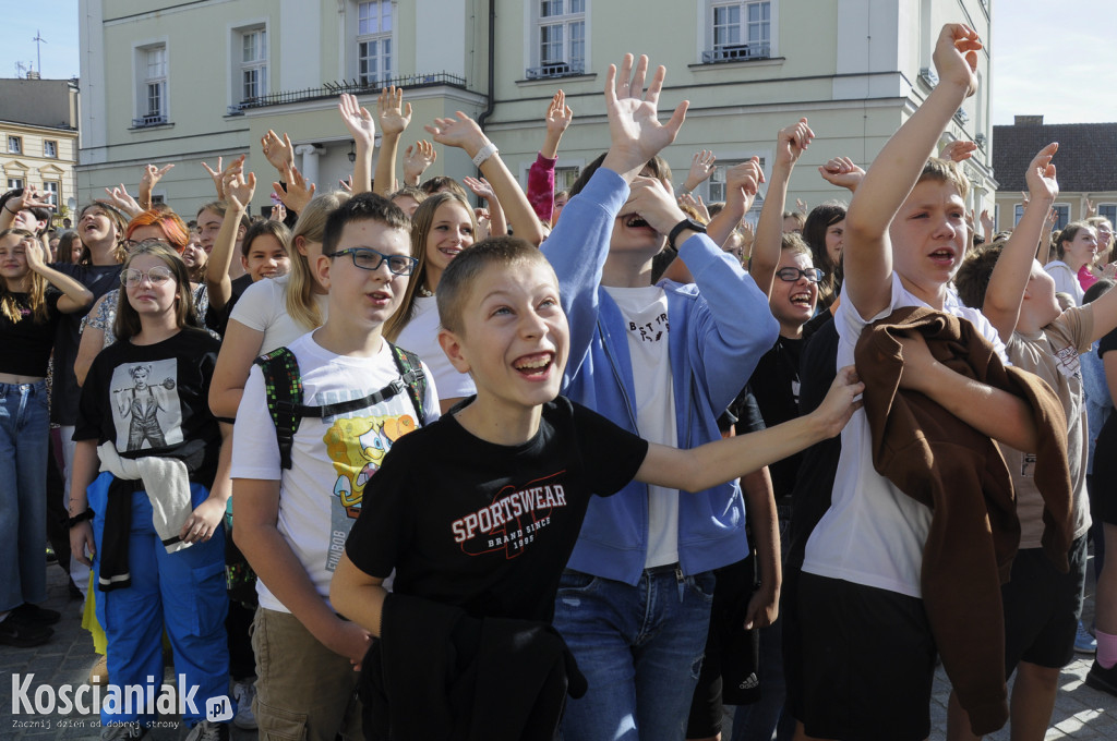 Fotografia uczniów kościańskich szkół na Rynku