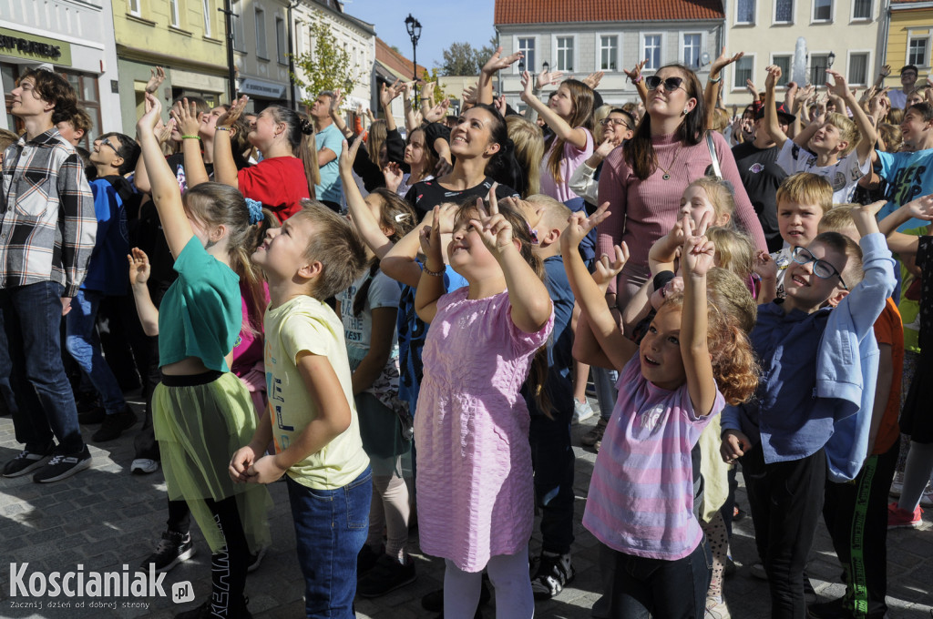 Fotografia uczniów kościańskich szkół na Rynku