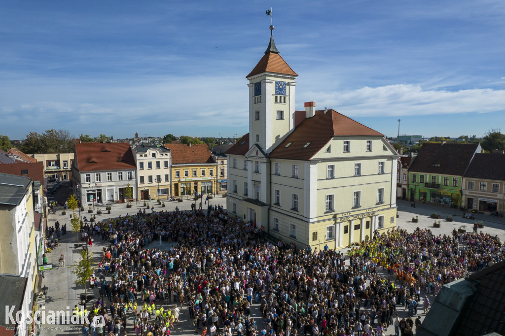 Fotografia uczniów kościańskich szkół na Rynku