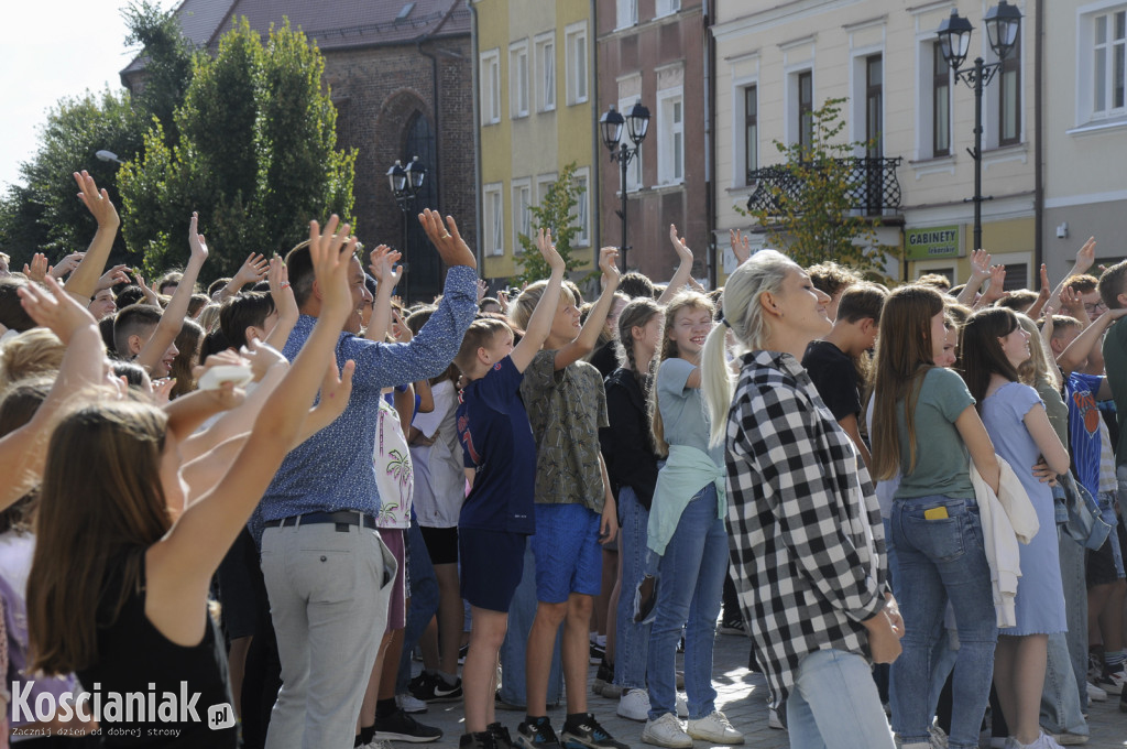 Fotografia uczniów kościańskich szkół na Rynku