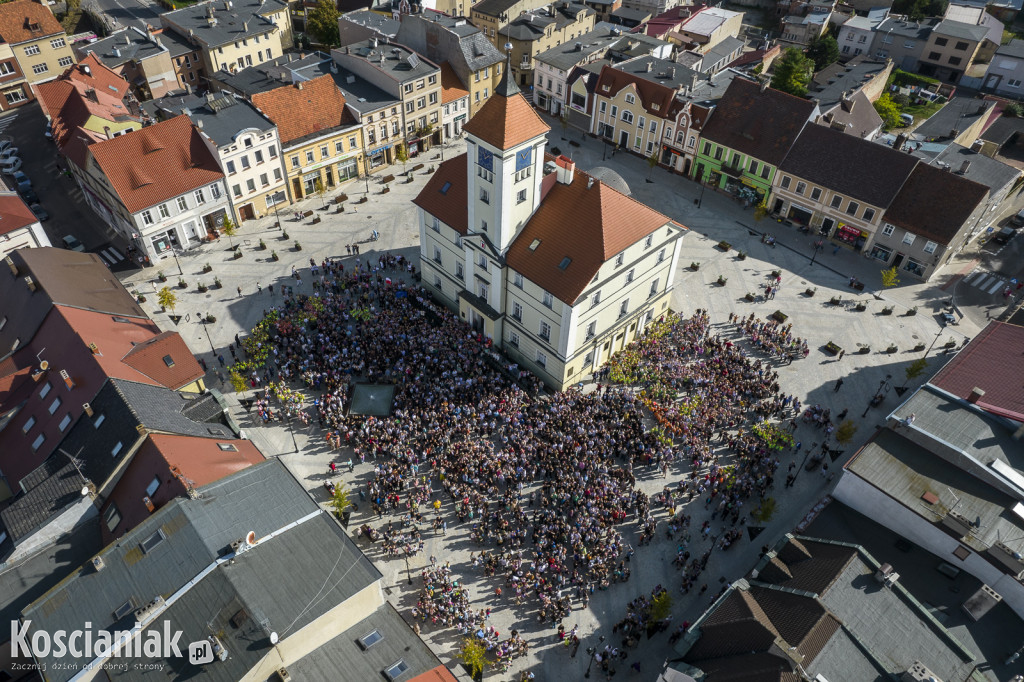 Fotografia uczniów kościańskich szkół na Rynku