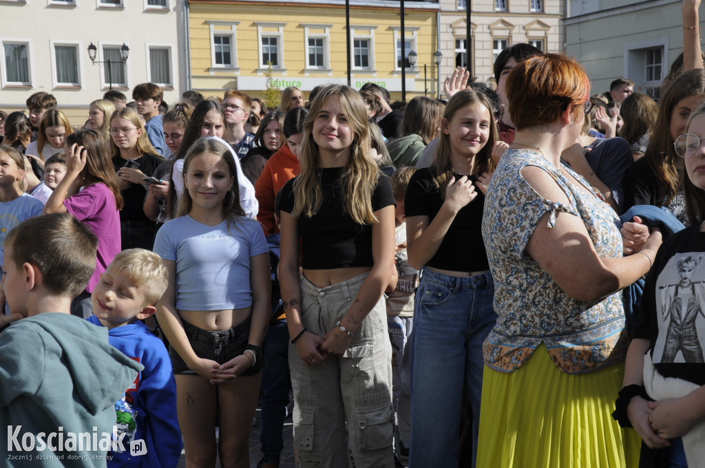 Fotografia uczniów kościańskich szkół na Rynku