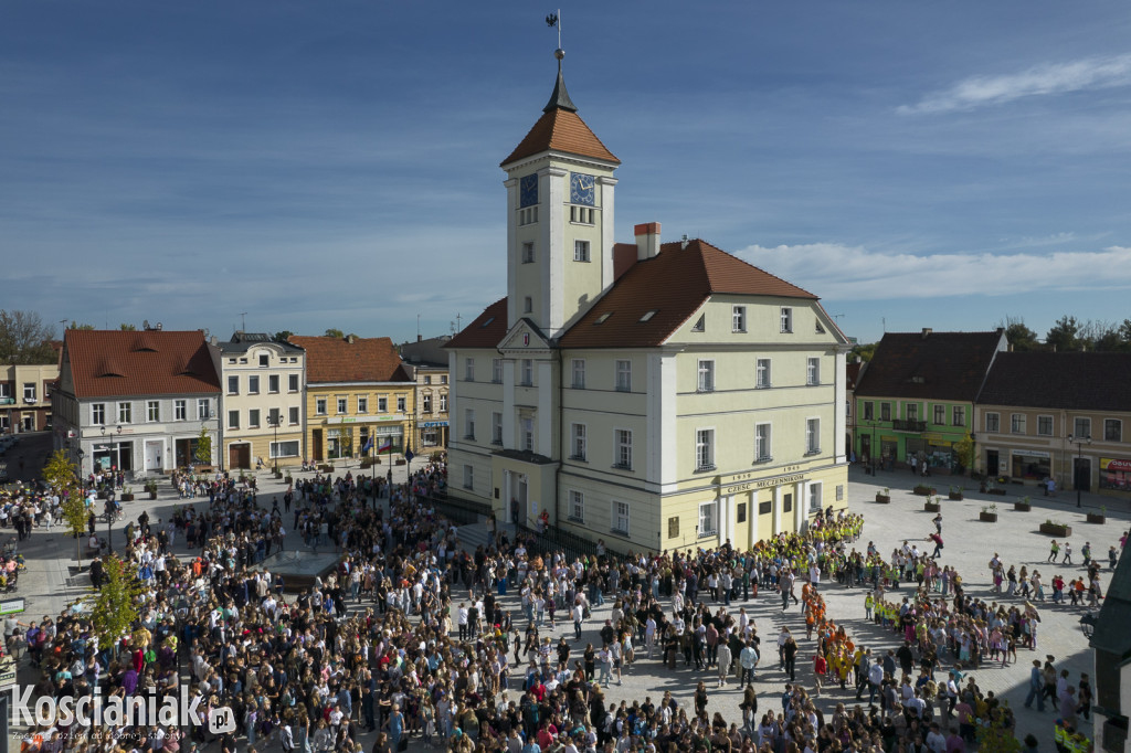 Fotografia uczniów kościańskich szkół na Rynku