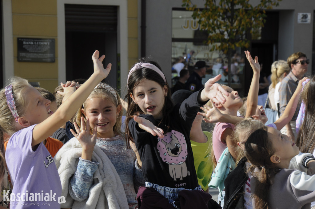 Fotografia uczniów kościańskich szkół na Rynku