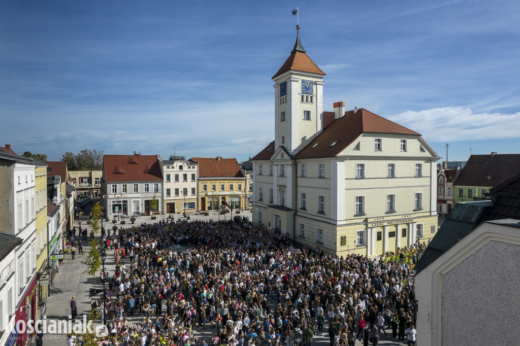 Fotografia uczniów kościańskich szkół na Rynku