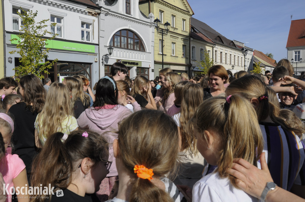 Fotografia uczniów kościańskich szkół na Rynku