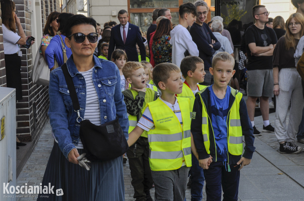 Fotografia uczniów kościańskich szkół na Rynku