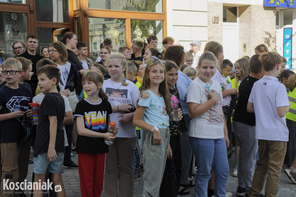 Fotografia uczniów kościańskich szkół na Rynku