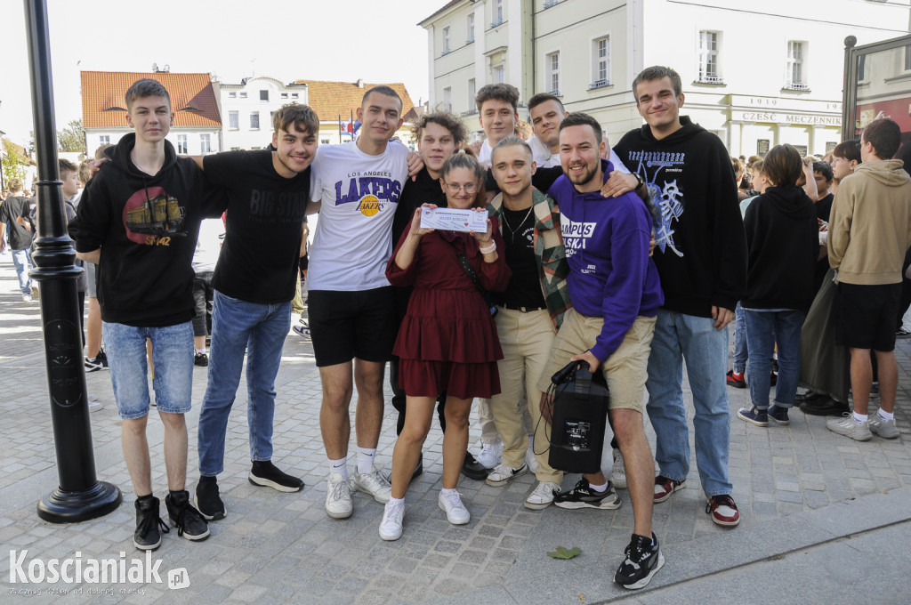 Fotografia uczniów kościańskich szkół na Rynku