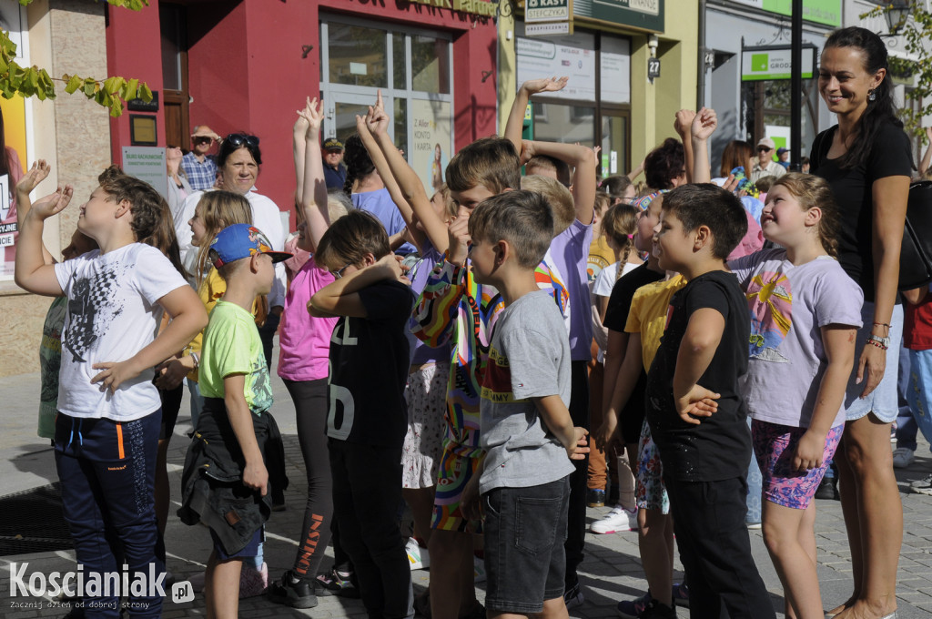 Fotografia uczniów kościańskich szkół na Rynku