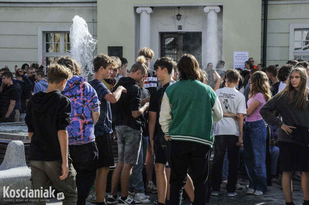 Fotografia uczniów kościańskich szkół na Rynku