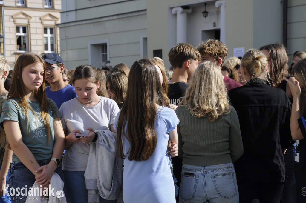 Fotografia uczniów kościańskich szkół na Rynku