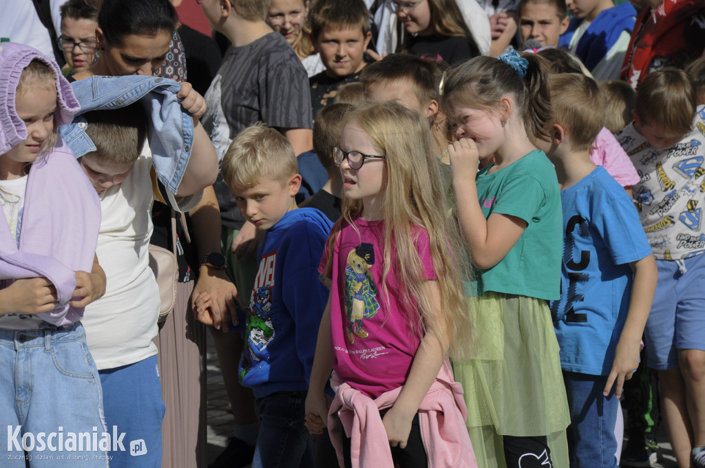 Fotografia uczniów kościańskich szkół na Rynku