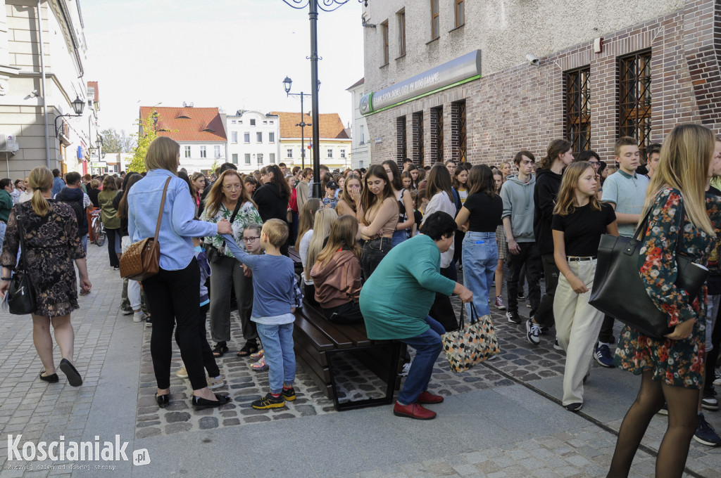 Fotografia uczniów kościańskich szkół na Rynku