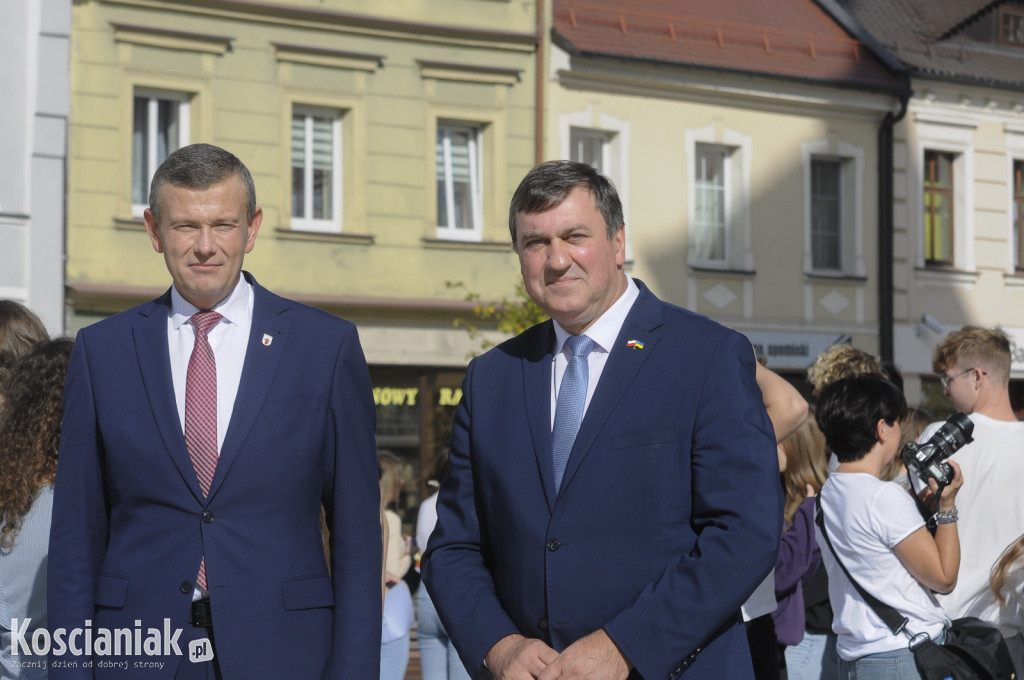 Fotografia uczniów kościańskich szkół na Rynku