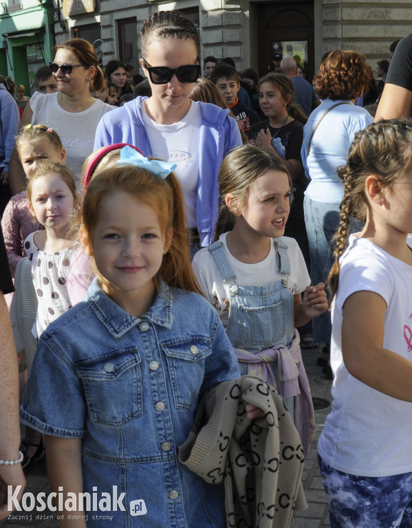 Fotografia uczniów kościańskich szkół na Rynku