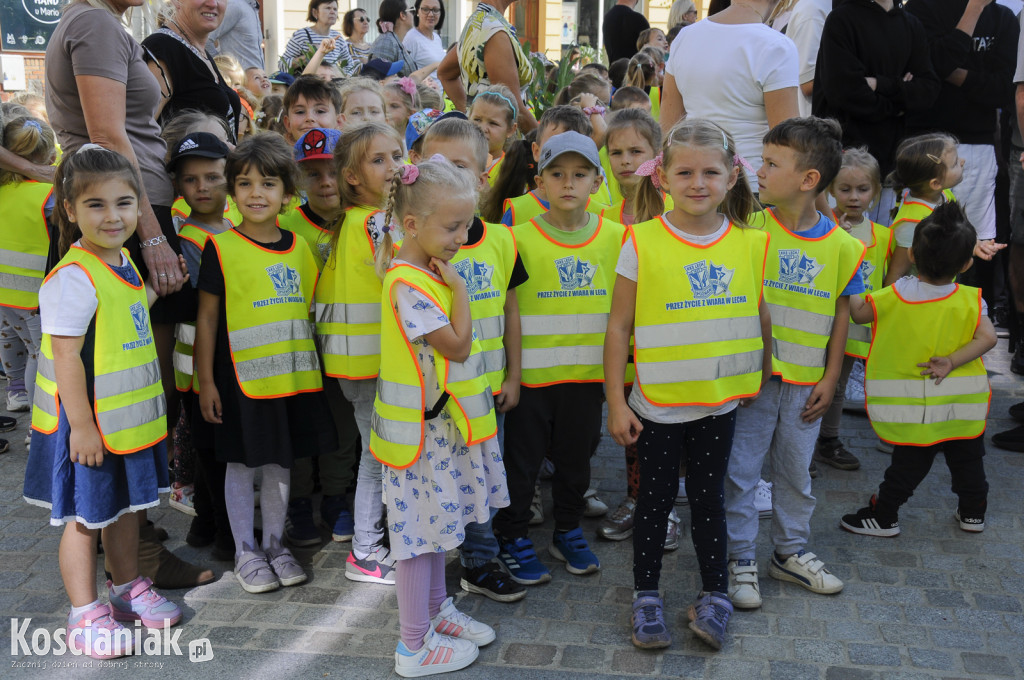 Fotografia uczniów kościańskich szkół na Rynku