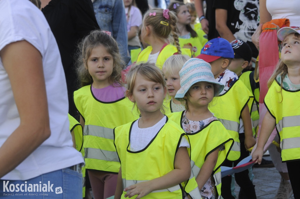 Fotografia uczniów kościańskich szkół na Rynku