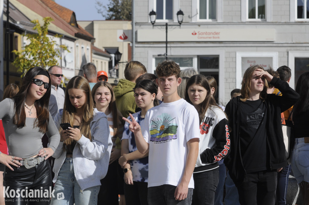 Fotografia uczniów kościańskich szkół na Rynku