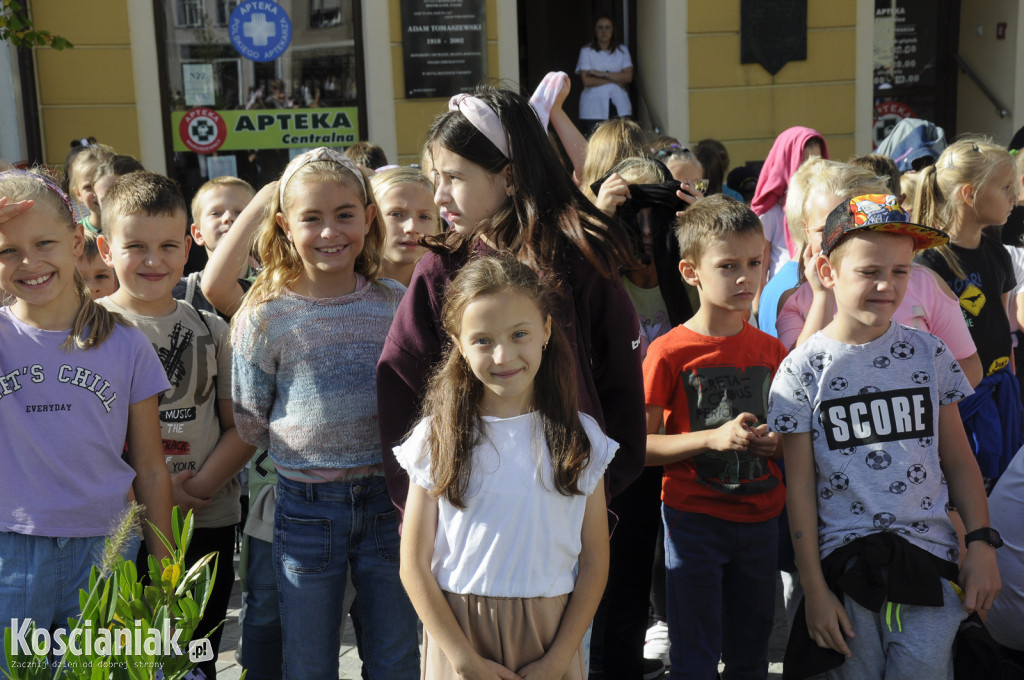 Fotografia uczniów kościańskich szkół na Rynku