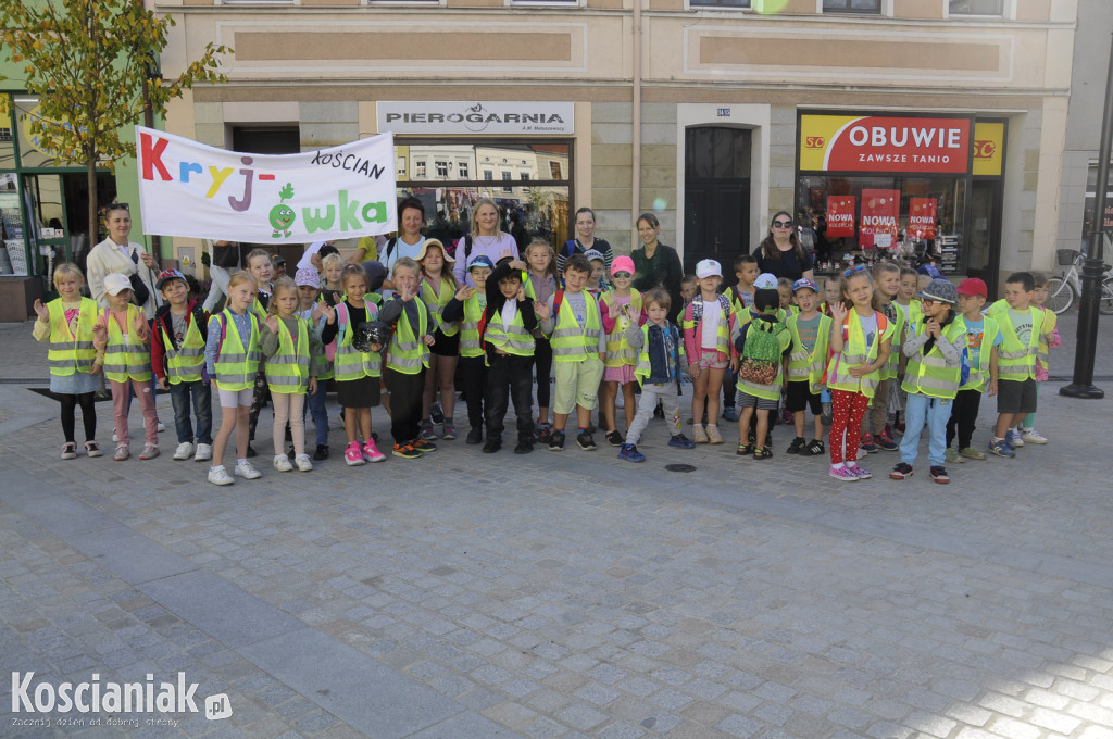 Fotografia uczniów kościańskich szkół na Rynku