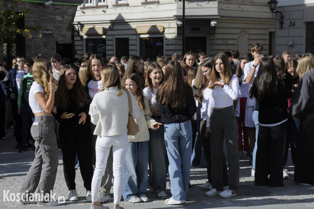 Fotografia uczniów kościańskich szkół na Rynku