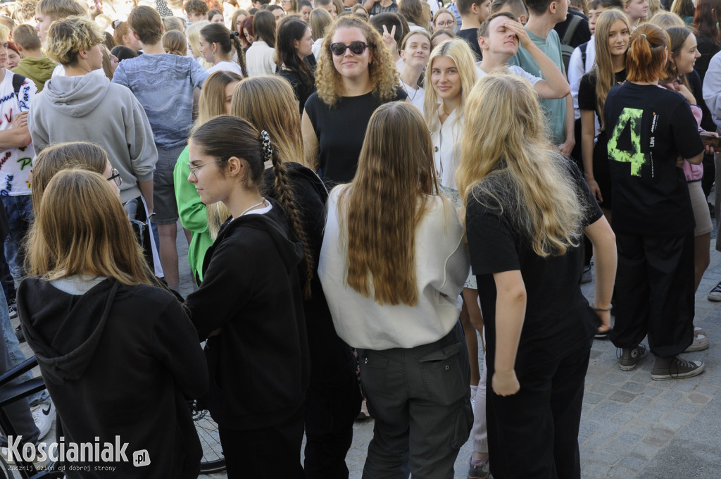 Fotografia uczniów kościańskich szkół na Rynku