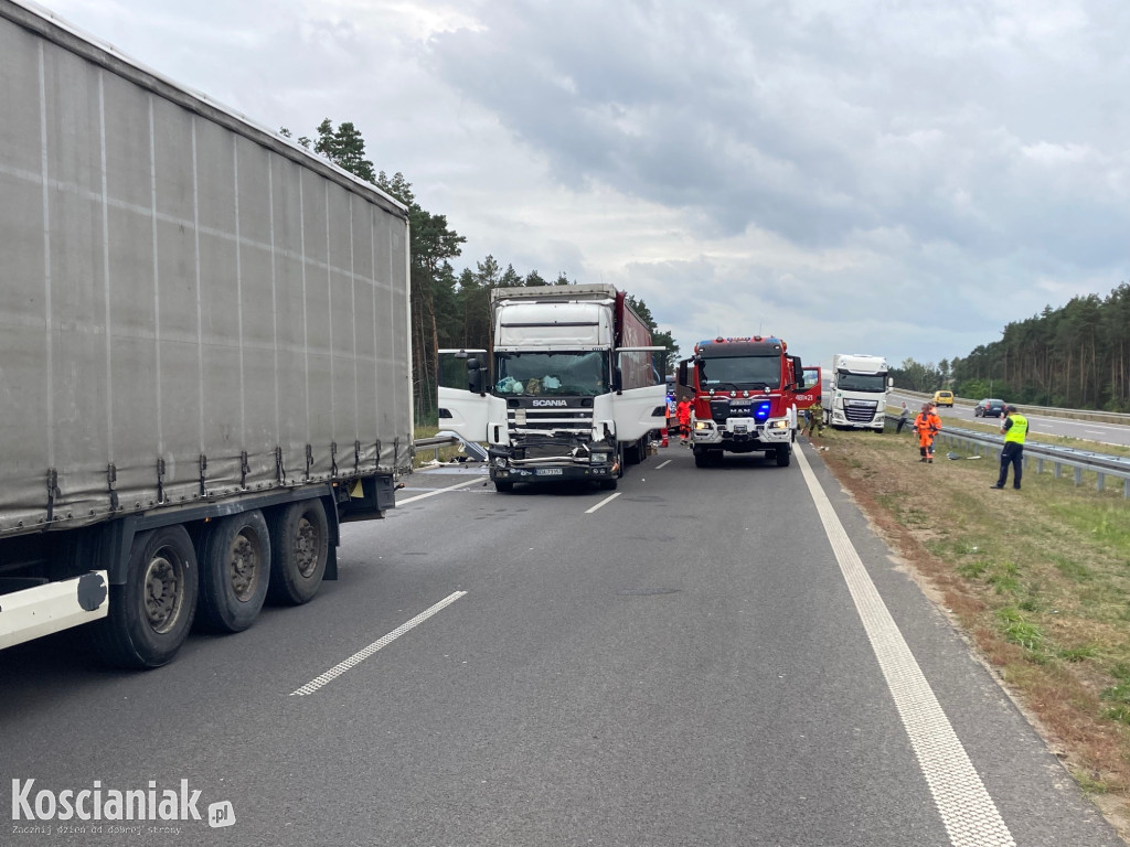 Wypadek na S5. Nie żyje kierowca zmiażdżonego busa