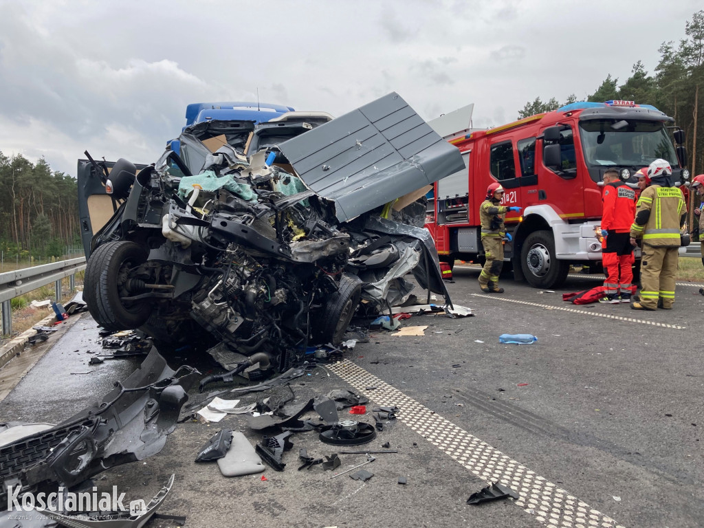 Wypadek na S5. Nie żyje kierowca zmiażdżonego busa