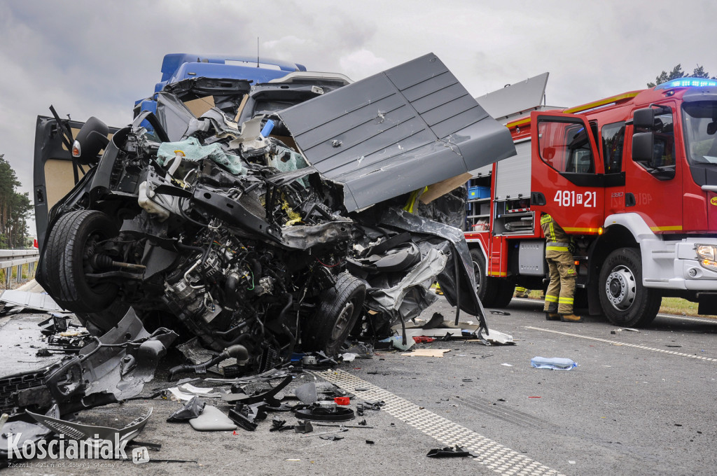 Wypadek na S5. Nie żyje kierowca zmiażdżonego busa