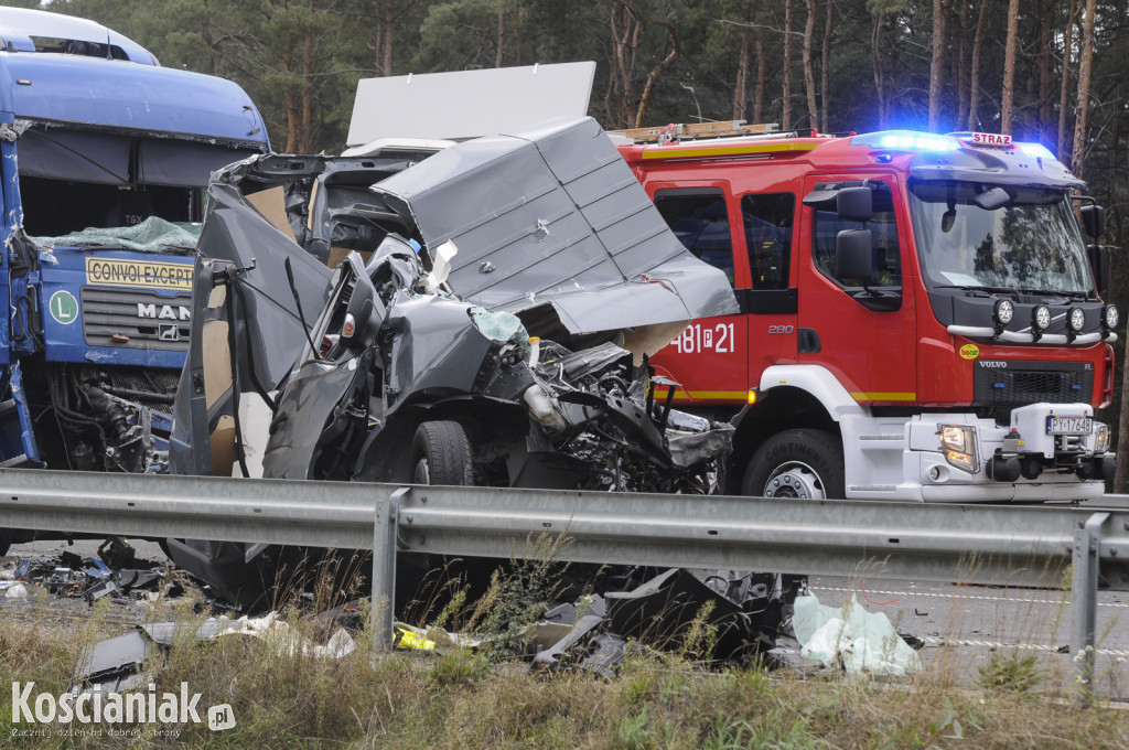 Wypadek na S5. Nie żyje kierowca zmiażdżonego busa