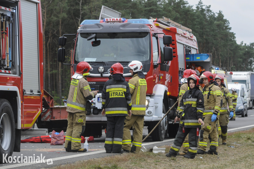 Wypadek na S5. Nie żyje kierowca zmiażdżonego busa