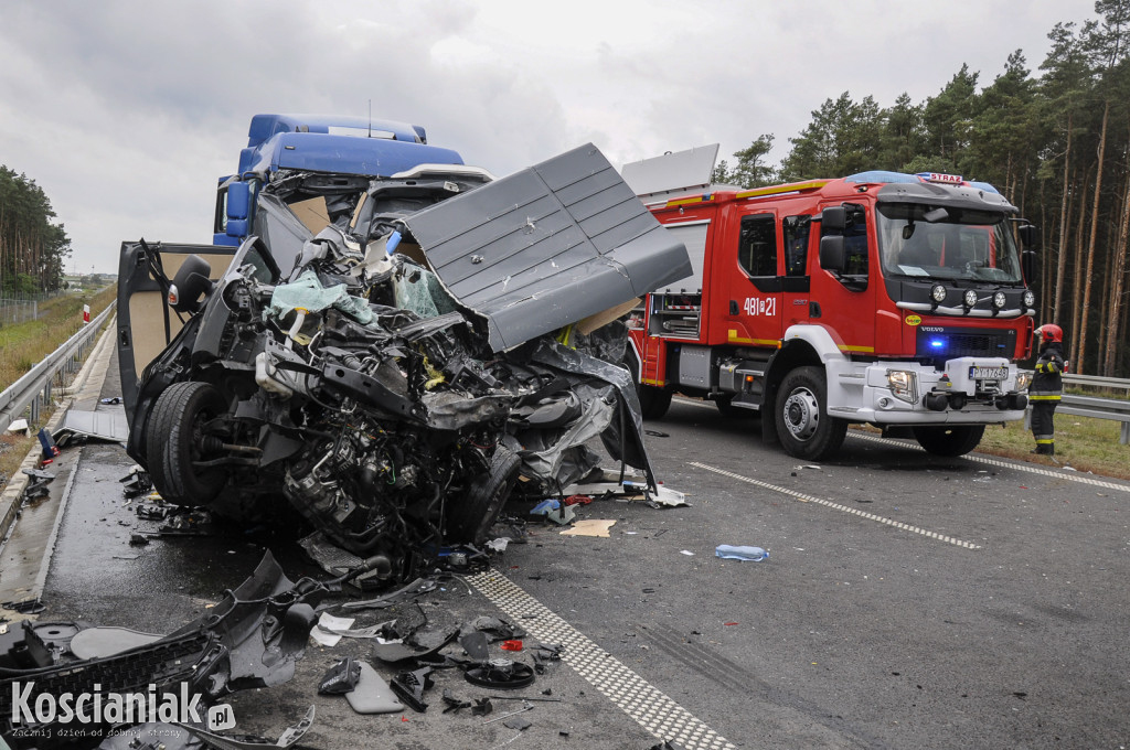 Wypadek na S5. Nie żyje kierowca zmiażdżonego busa